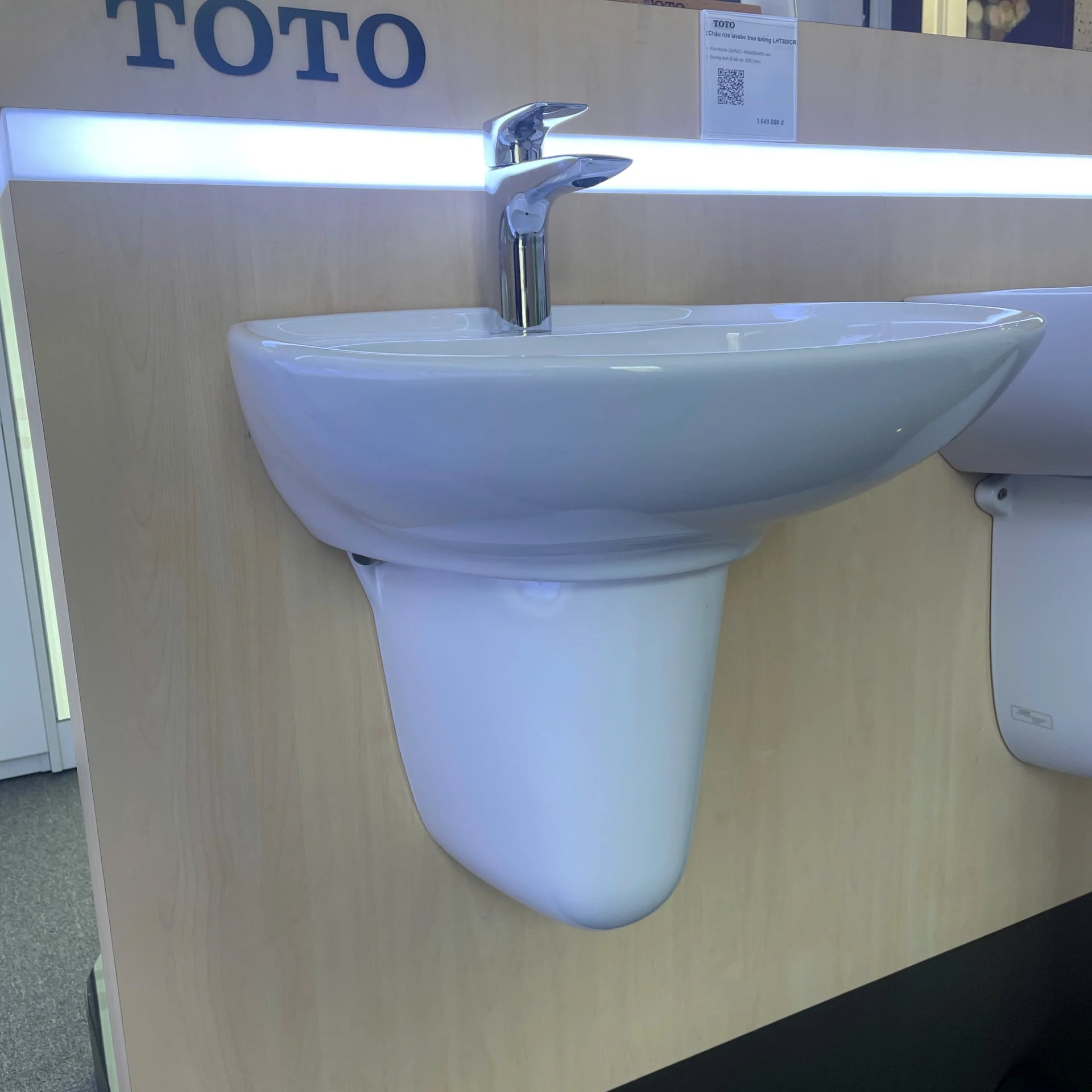 Ảnh Chậu rửa treo tường TOTO LHT300CR 3