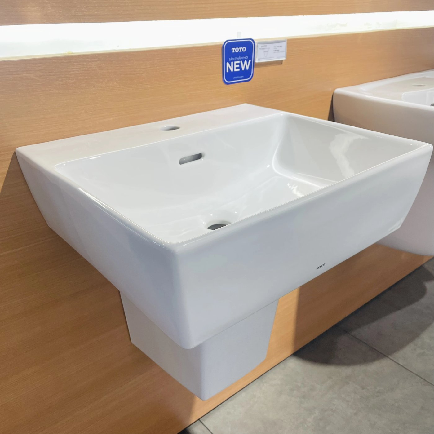 Ảnh Chậu rửa treo tường TOTO LHT328C 4