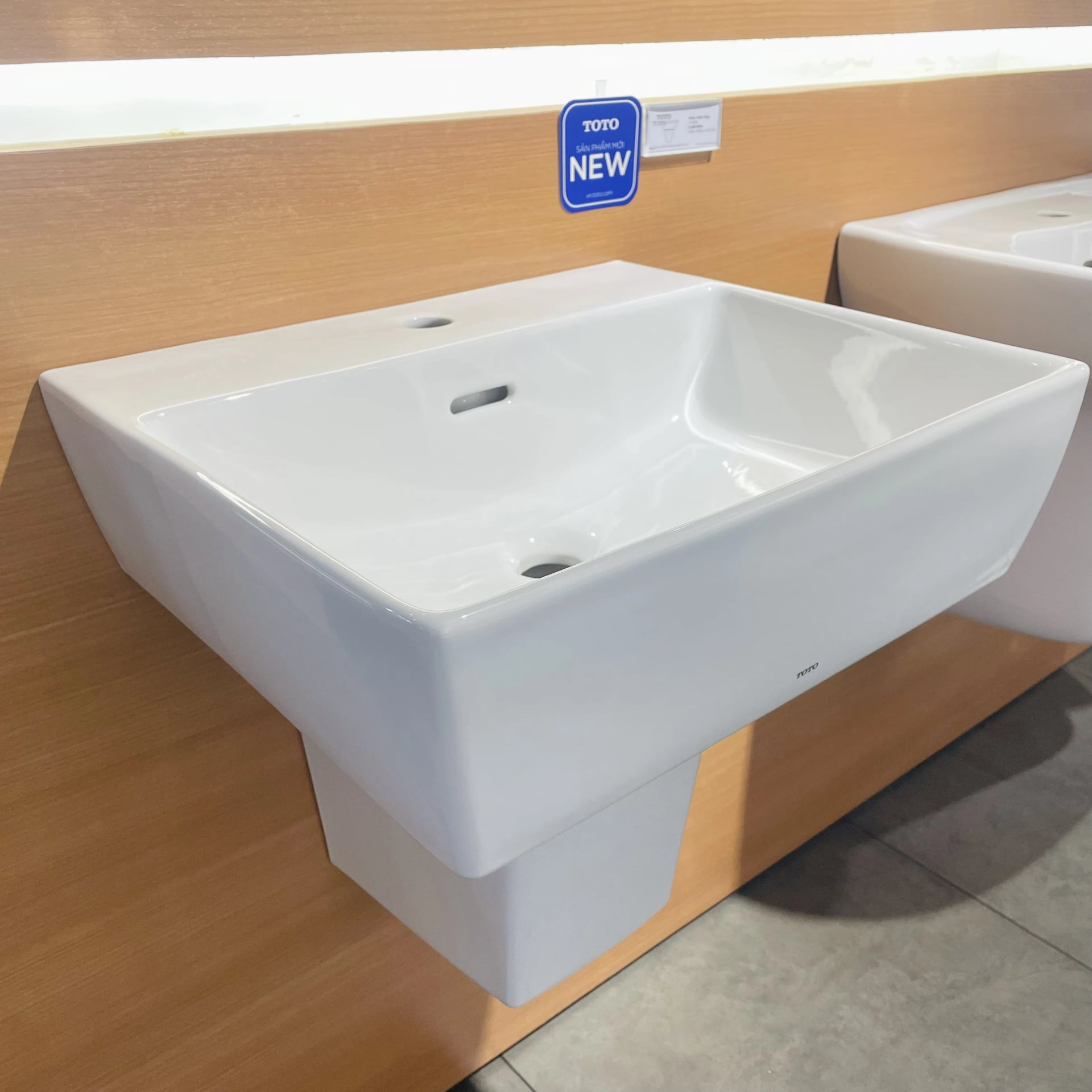 Ảnh Chậu rửa treo tường TOTO LHT328C 4