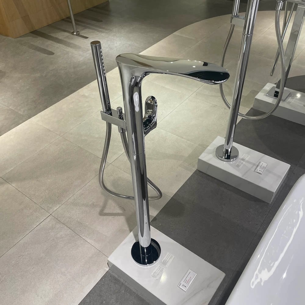 Ảnh Vòi xả bồn nóng lạnh TOTO TBG01306BA 4